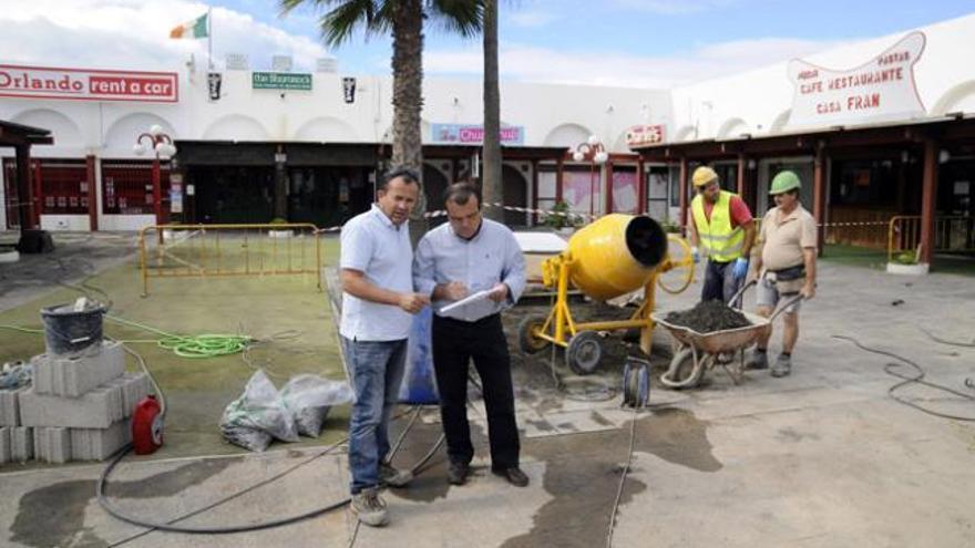 Obras de remodelación en un centro comercial de la avenida de El Jablillo de Costa Teguise. | javier fuentes