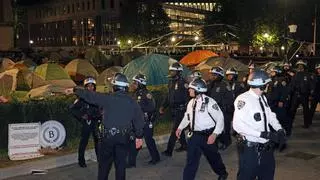 La policía de Nueva York a la fuerza desaloja la acampada propalestina de la Universidad de Columbia