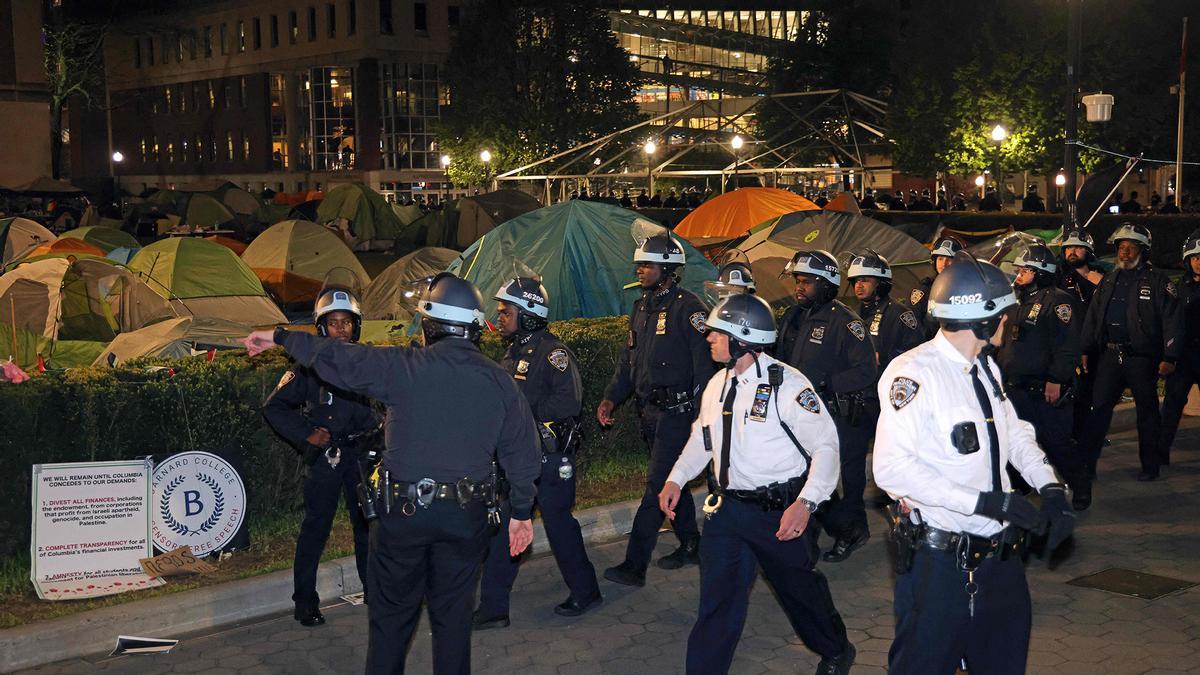 La policía de Nueva York recupera el control del edificio de la Universidad de Columbia y detiene a estudiantes