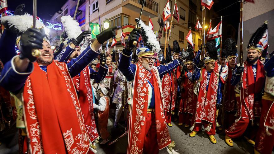 Sax da inicio a los Moros y Cristianos con una multitudinaria Entrada