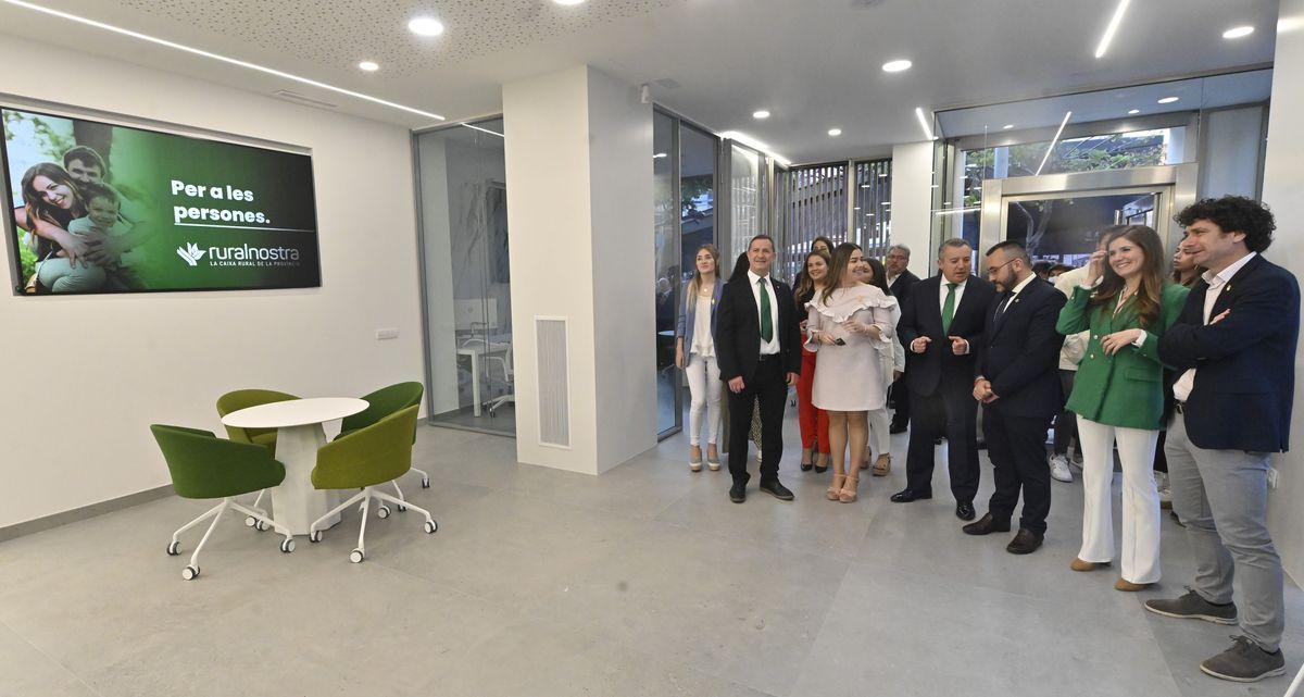 Los responsables de Ruralnostra muestran a los alcaldes de Vila-real y de Betxí, José Benlloch y Alfred Remolar, el interior de la oficina vila-realense.