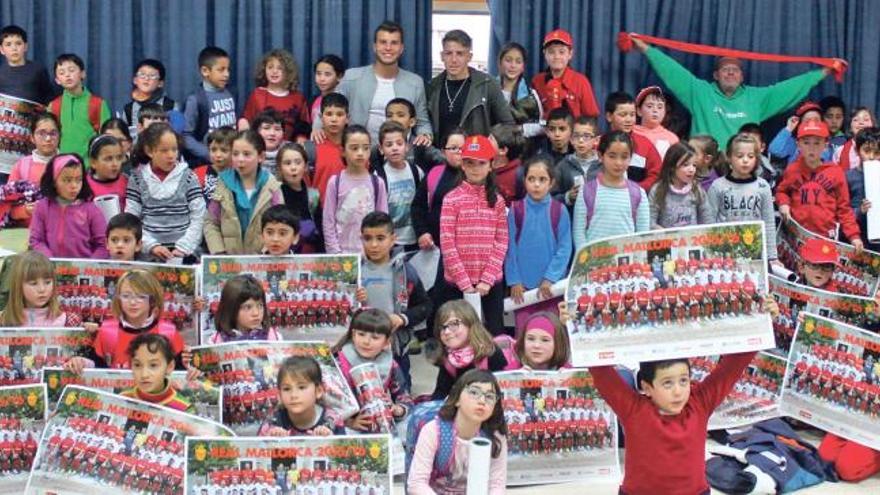 Brandon Thomas y Pol Roigé se divierten con los alumnos del colegio Inspector Joan Capó de Felanitx