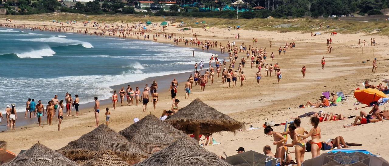 Aspecto que presentaba la playa de A Lanzada
a la una de la tarde de ayer, aún con
bajamar.   | //  M. MÉNDEZ