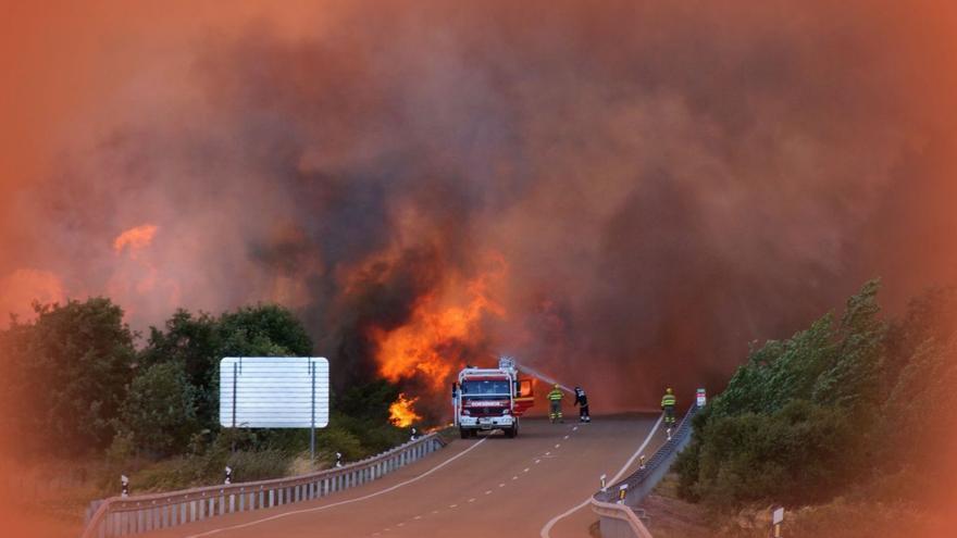 Un camión de bomberos de Aliste interviene en la extinción de los grandes incendios del verano. | Ch. S.