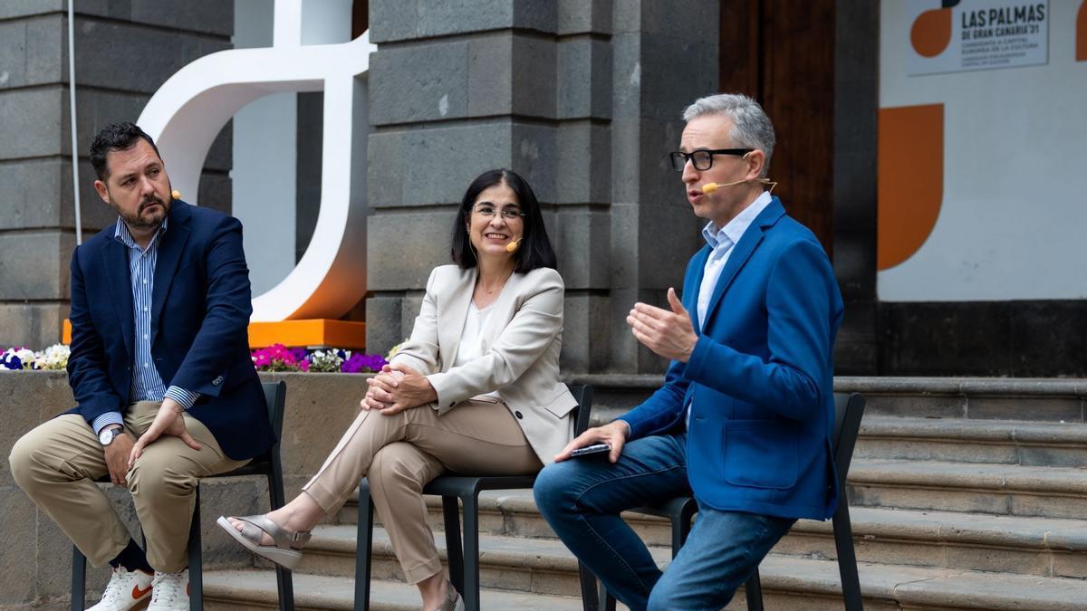 De izquierda a derecha, el concejal de Cultura, Josué Íñiguez, la alcaldesa, Carolina Darias y el director artístico de LPGC'31, José Luis Pérez Pont. FotoYolanda Melián