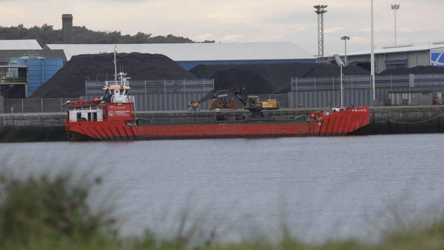 La draga «Amarradores Doscientos» en el muelle de Raíces. | Ricardo Solís