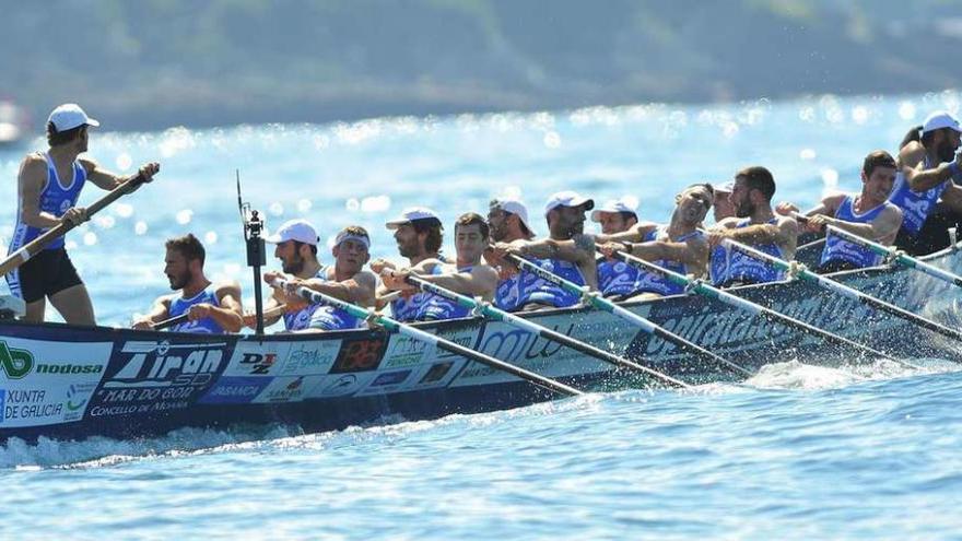 La trainera de Tirán Pereira durante un momento de la regata desarrollada ayer en aguas de San Sebastián. // J. M. López/Diario Vasco