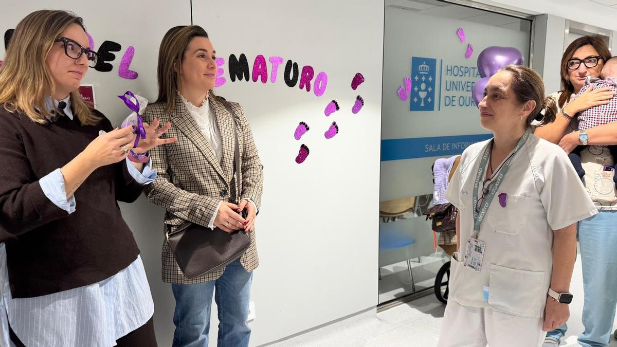 La visita de las madres que colaboran con Agaprem resultó emocionante para ellas y las sanitarias, a las que obsequiaron con un patuco.