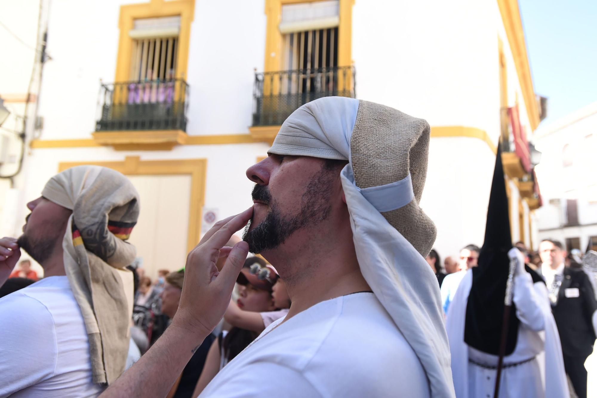 La hermandad del Perdón serpentea camino de la Catedral