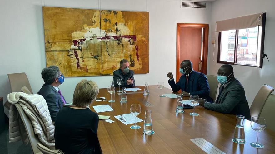 El cónsul de Guinea visita Alicante para impulsar relaciones comerciales