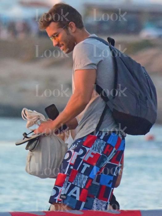 No es muy habitual ver a Pablo Alborán en sus momentos familiares e íntimos, pero la revista 'Look' ha cazado al malagueño en sus vacaciones. ¿Dónde? En Ibiza.