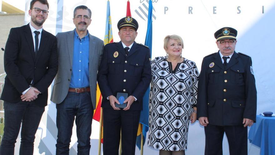 Los dos voluntarios de Protección Civil Petrer, Juan Antonio Calpena y Vicente Poveda, con José María Ángel, director general de Emergencias de la Generalitat