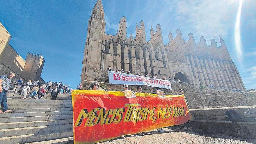 Tourismuskritische Aktivisten mit einem Transparent vor der Kathedrale in Palma am Samstag (20.4.).