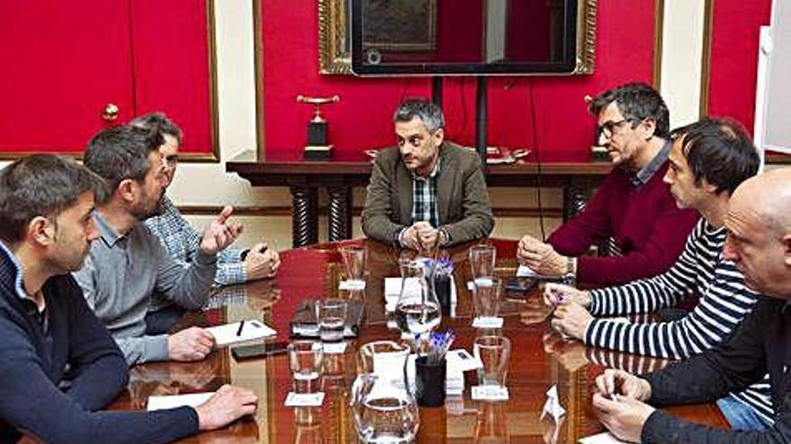 Trabajadores de la fábrica coruñesa de Alcoa, ayer en una reunión con el alcalde, Xulio Ferreiro.