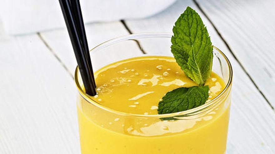 Drinks aus tropischen Früchten - hier Maracujas - sind gesund und machen gute Laune