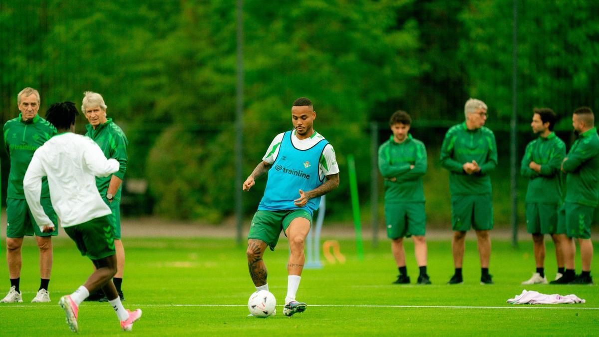 Natan, observado por Pellegrini, durante el primer día de pretemporada del Betis en Alemania