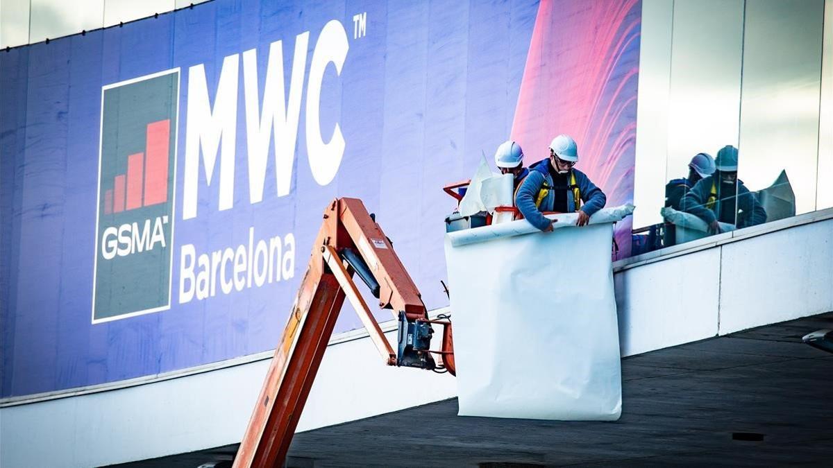 Trabajadores , durante el montaje del MWC Mobile World Congress en la Fira de Gran Via de Barcelona, el 7 de febrero del 2020