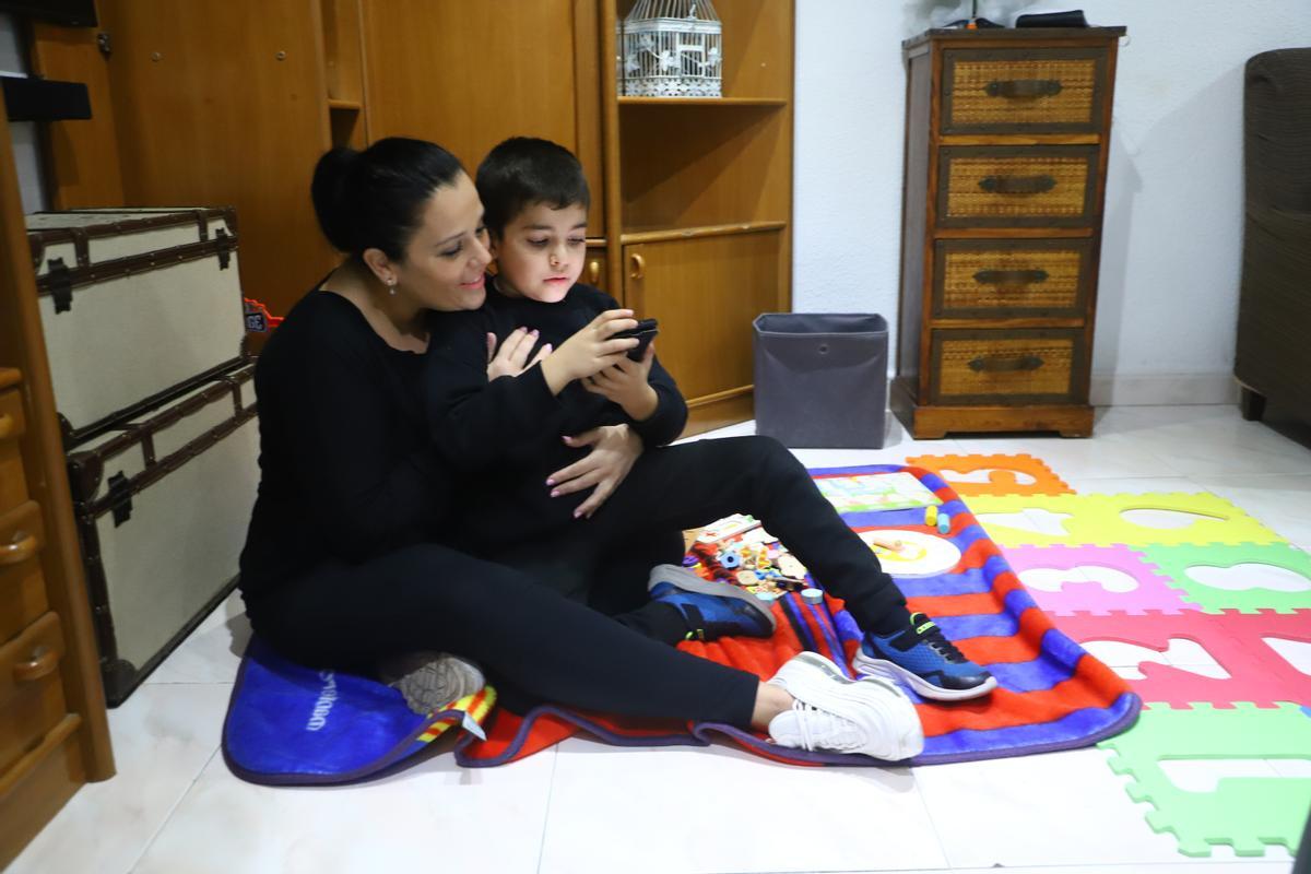 Clara Salcedo ha asumido la crianza de su hijo ella sola.