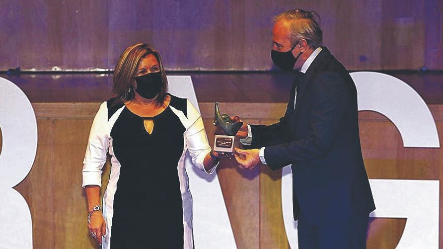 La madre de Alejandro Francés, Begoña Torrijos, recoge el premio.