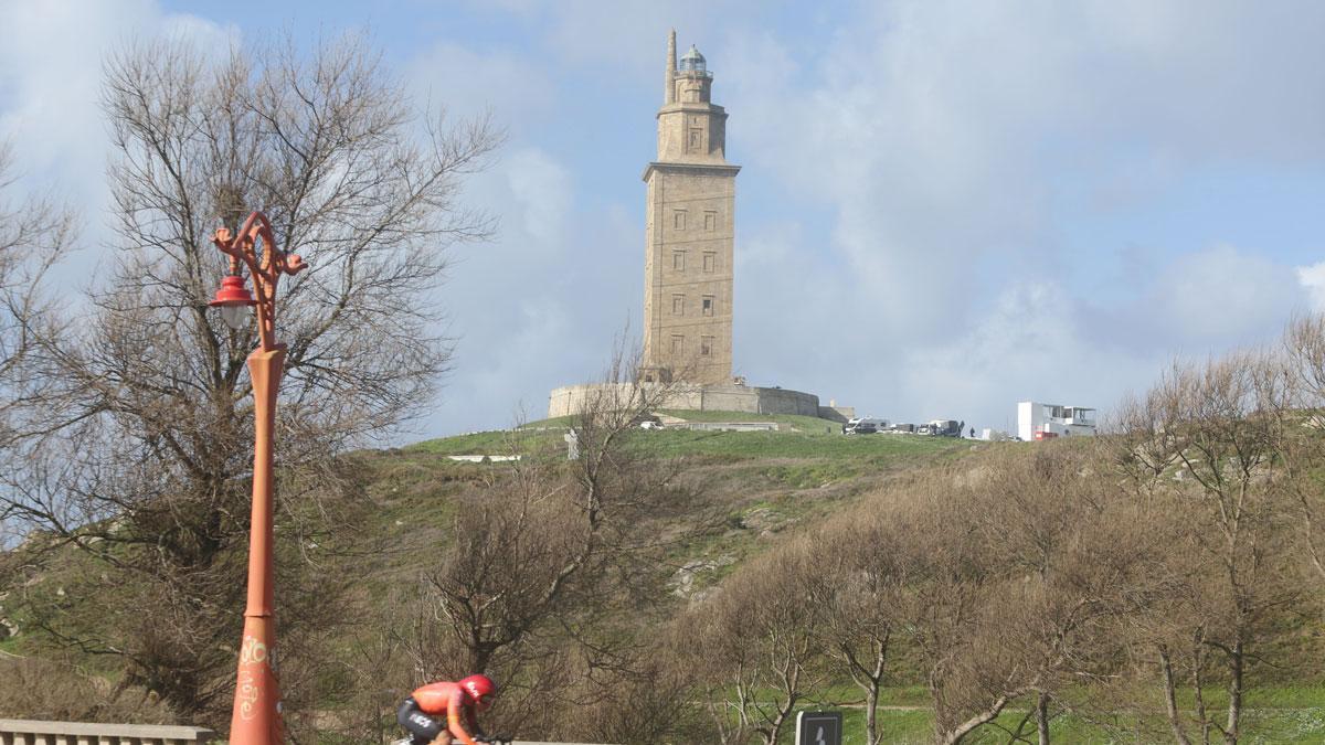 Vista de la Torre de Hércules desde el paseo marítimo.