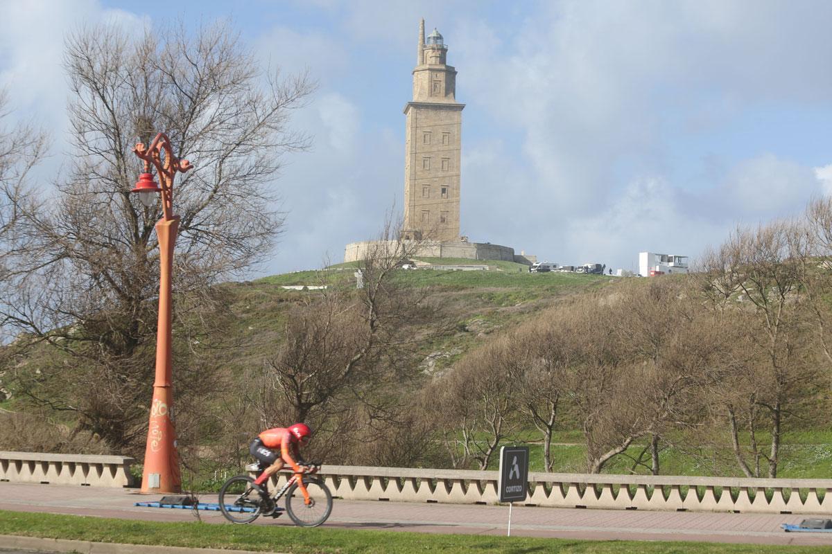 Vista de la Torre de Hércules desde el paseo marítimo.