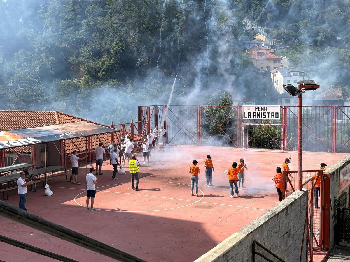 Cangas se rinde a sus gigantes y cabezudos