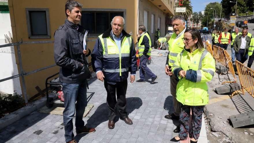 Ethel Vázquez y Telmo Martin, ayer, en las obras de la calle Progreso. // FdV