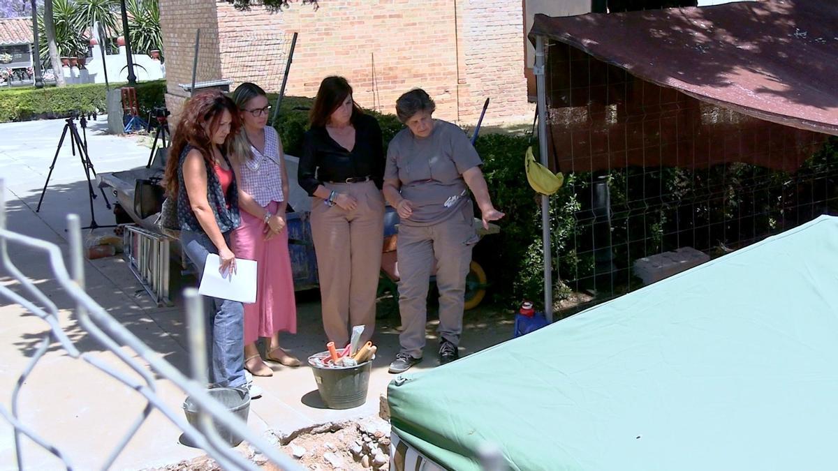 Emilia Arroyo, Mari Ángeles Zamora, Matilde Esteo y Elena Vera, que les muestra los trabajos que se llevan a cabo en la fosa.