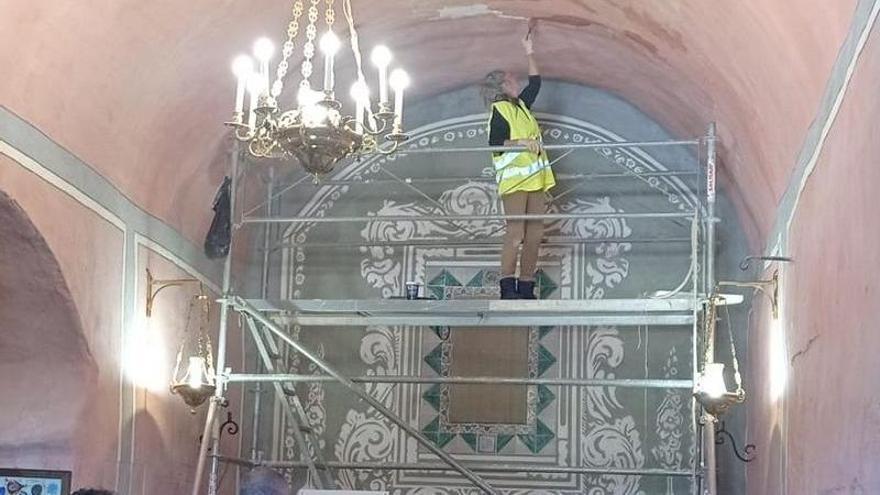 Castelló sanea la ermita de la Magdalena con obras en la bóveda y el altar