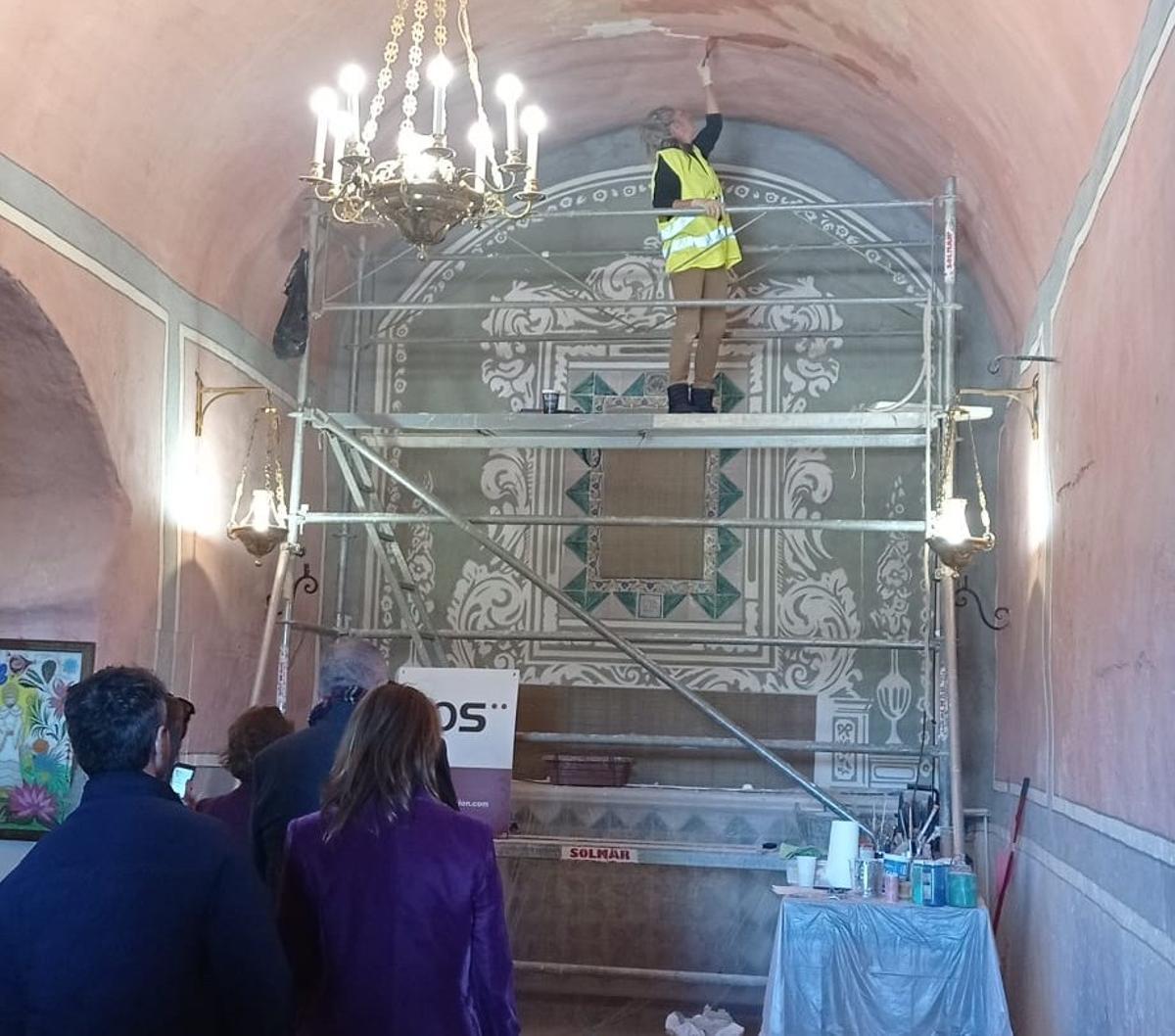 Un momento de la visita a las obras de restauración, este viernes, en la ermita de la Magdalena de Castelló.