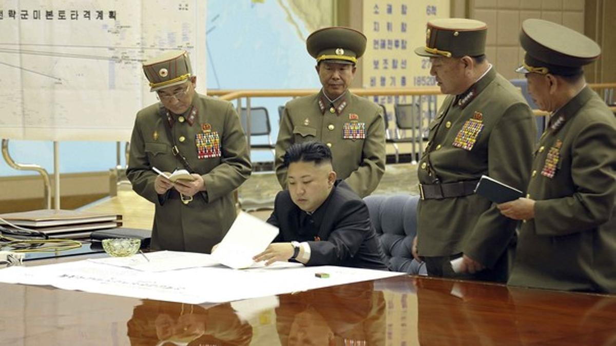 Kim Jong-un y oficiales de Corea del Norte estudian el plan de ataque