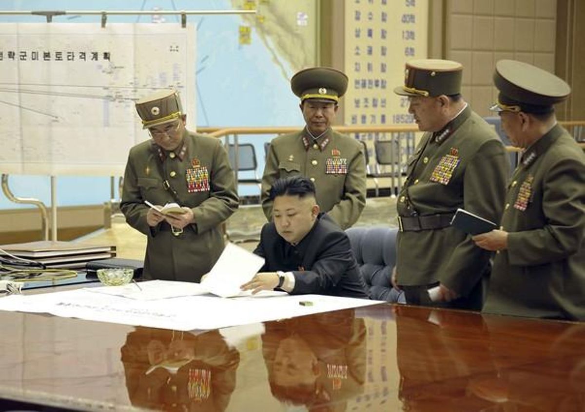 Kim Jong-un i oficials de Corea del Nord estudien el pla d’atac.