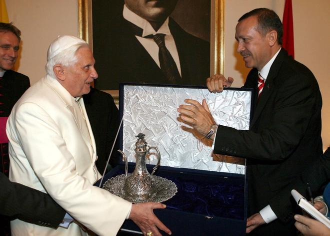 benedicto-con-primer-ministro-visita-turquia.jpg