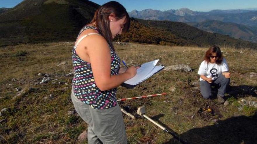 Elena Quintanal y Esperanza Martín, durante la última campaña arqueológica en el Pico L.lagüezos.