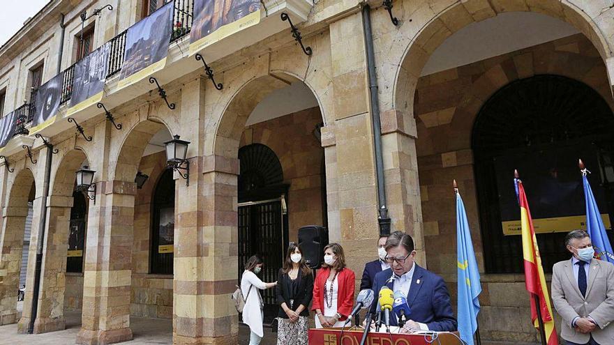 Canteli, durante la presentación de la muestra, con algunas fotografías en los balcones.