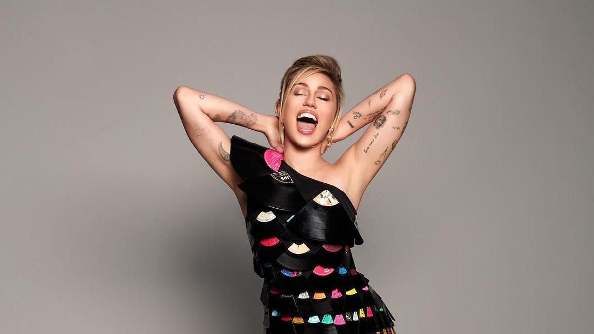 Miley Cyrus con su vestido más musical