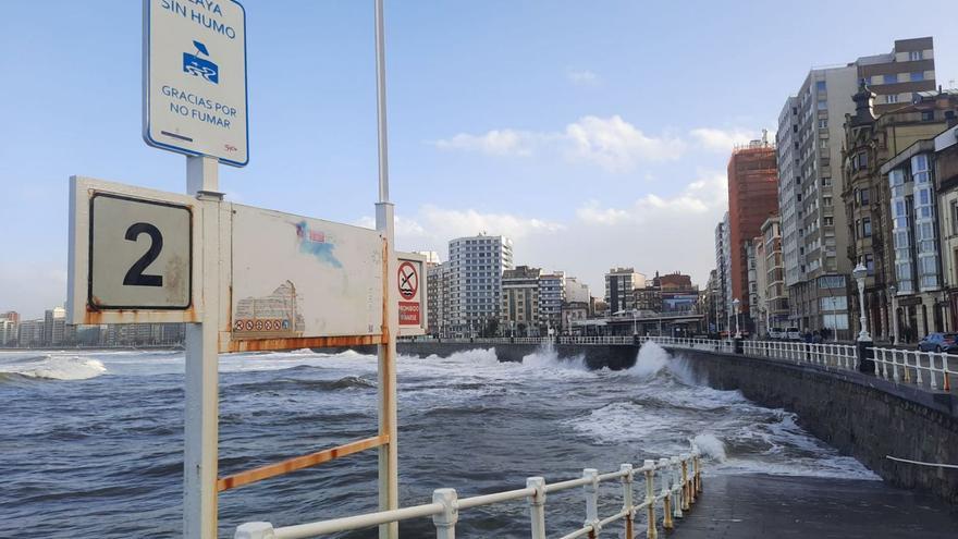 Cartel, en la escalera 2, que identifica la playa de San Lorenzo como una playa sin humo.