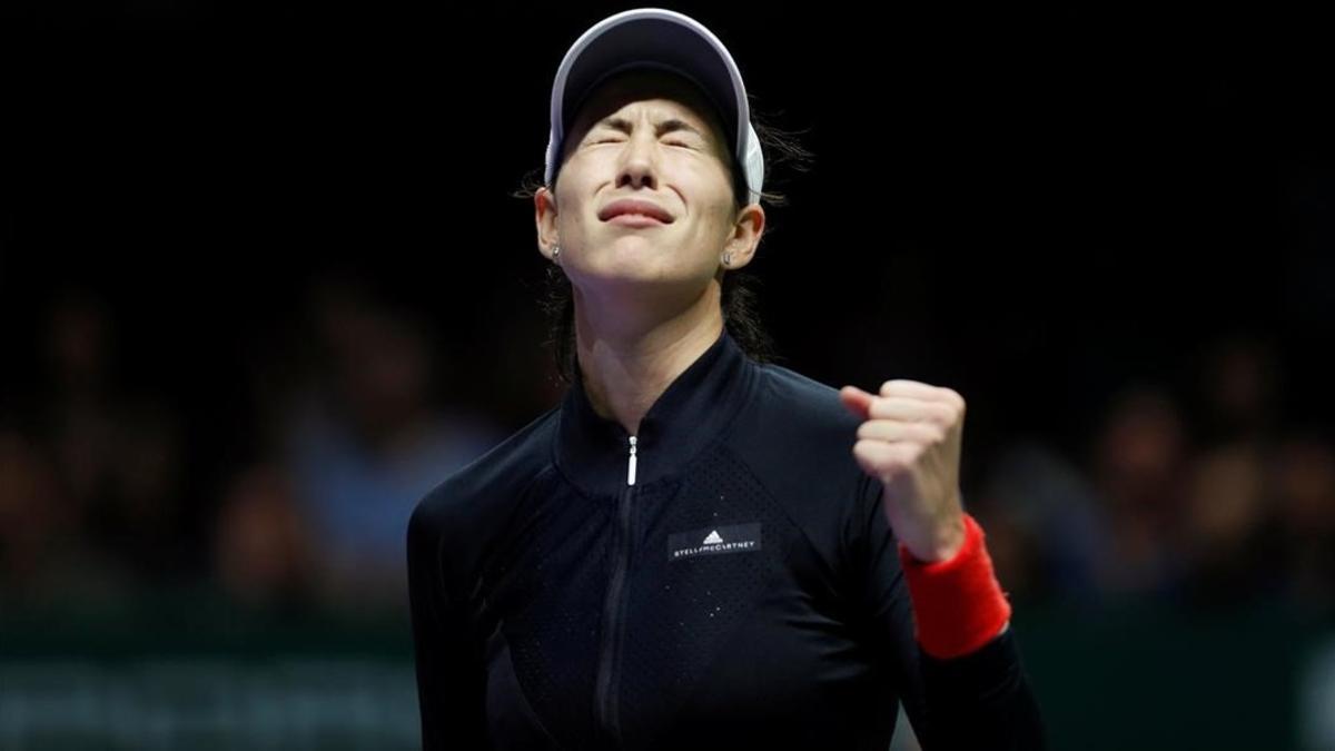 Garbiñe Muguruza celebra la victoria.