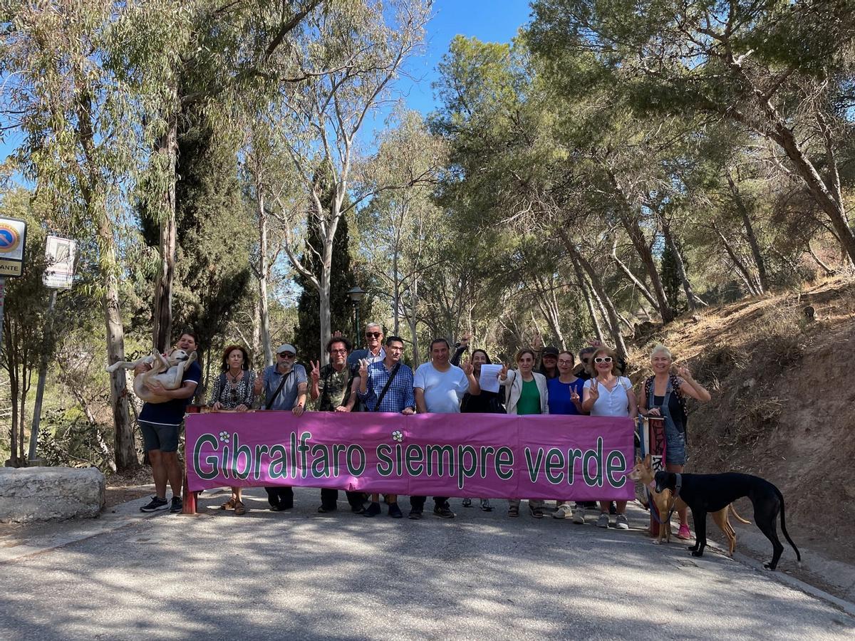 Grupo de vecinos defensores del Monte Gibralfaro, en 2023.