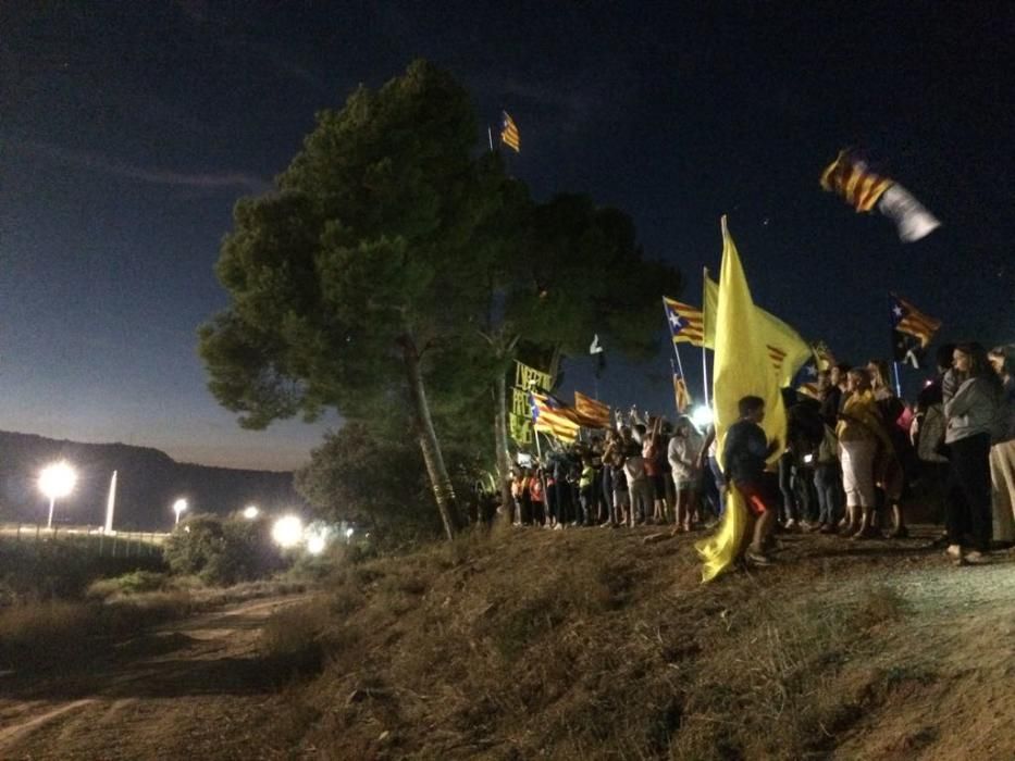 Una multitud omple Lledoners com mai en la vigília de 1-O