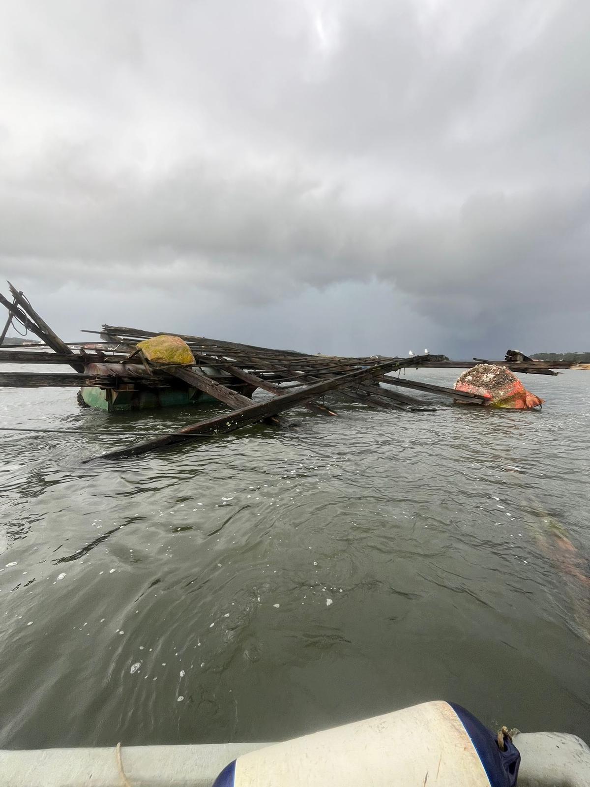 Una batea destrozada por los temporales.