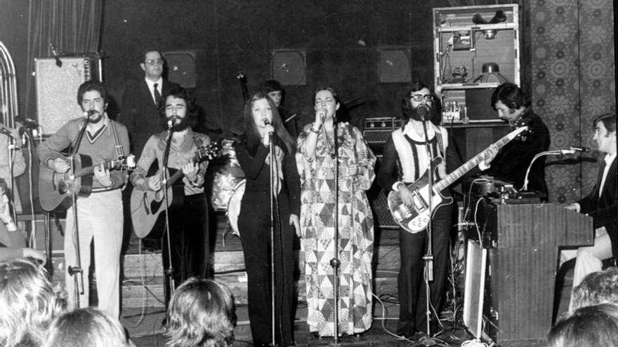 El grupo Mocedades durante una actuación.