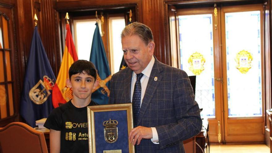 Gabriel Vigil, campeón de España infantil de gimnasia rítmica, recibe el homenaje del Ayuntamiento de Oviedo
