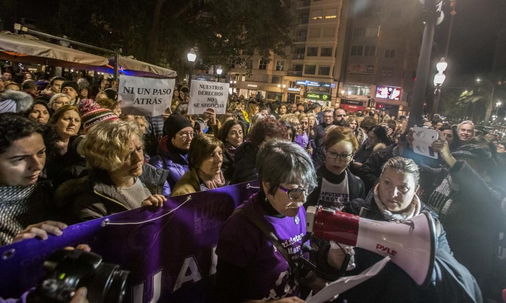 Más de 200 personas en la plaza Calvo Sotelo de Alicante