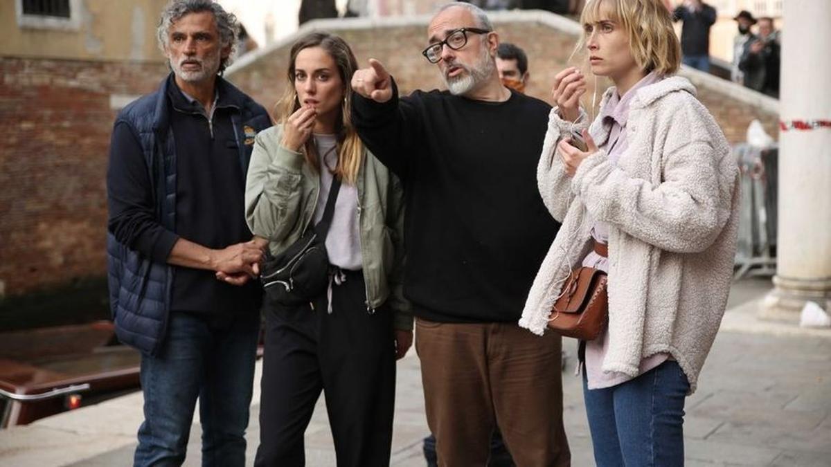 Álex de la Iglesia, con Enrico Lo Verso, Silvia Alonso e Ingrid García-Jonsson, en el rodaje de 'Veneciafrenia' en Venecia.