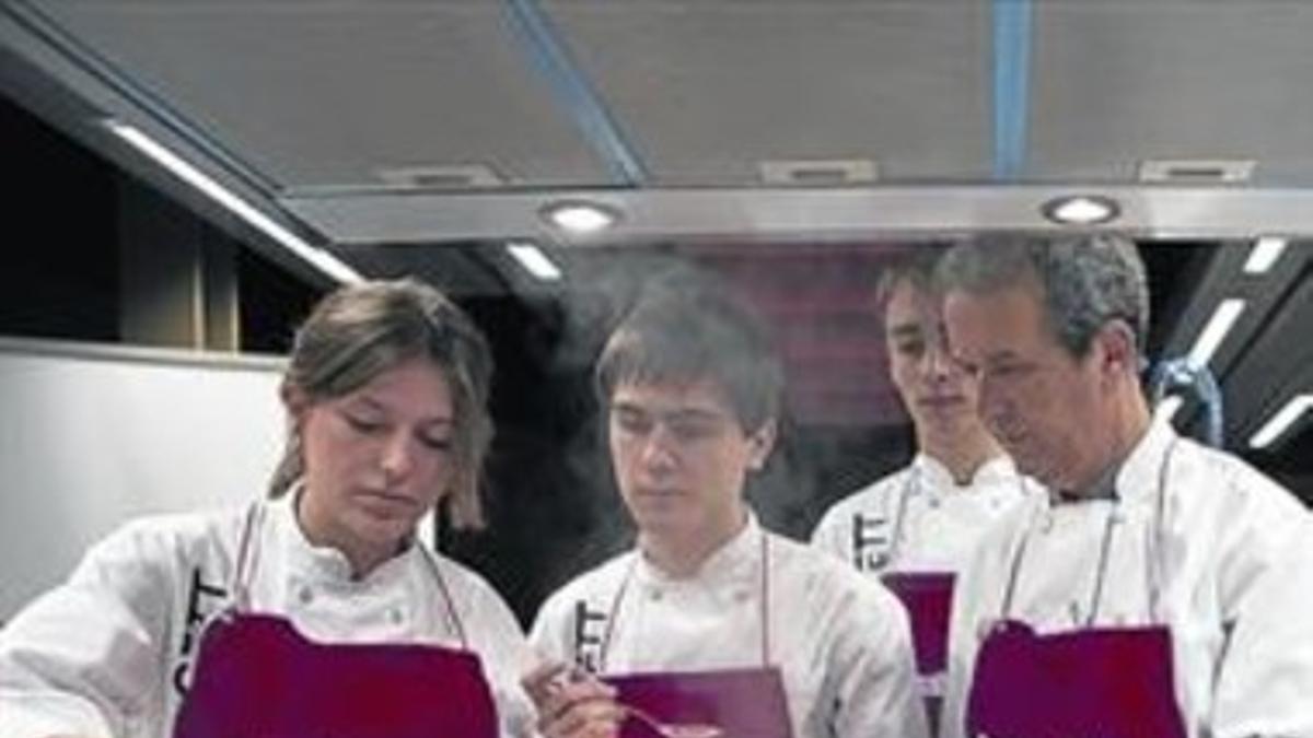 Un grupo de estudiantes, en la cocina de la Biblioteca del Fondo.