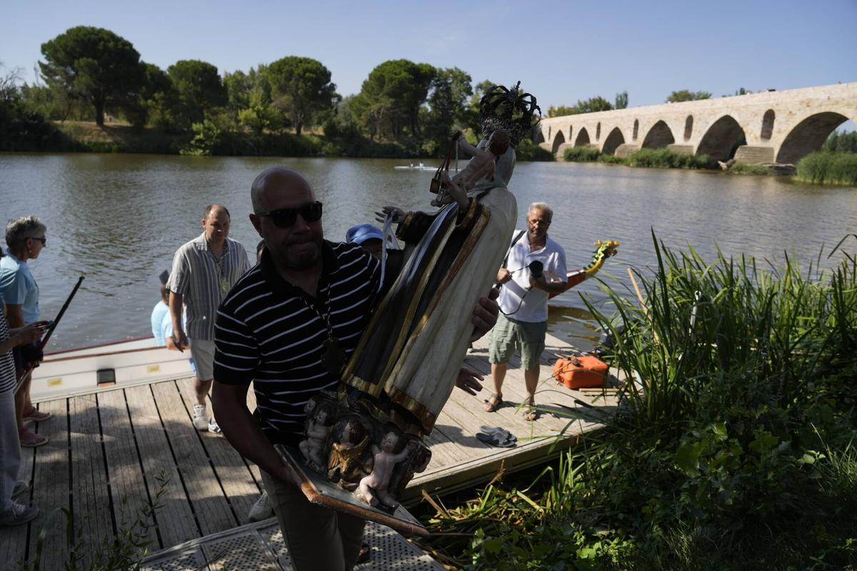 Procesión fluvial de la Virgen del Carmen, en colaboración con pirgagüistas zamoranos Procesión fluvial de la Virgen del Carmen, en colaboración con pirgagüistas zamoranos