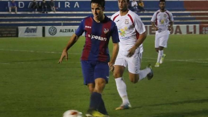 Un jugador del Alzira golpea el balón, en una imagen de archivo.