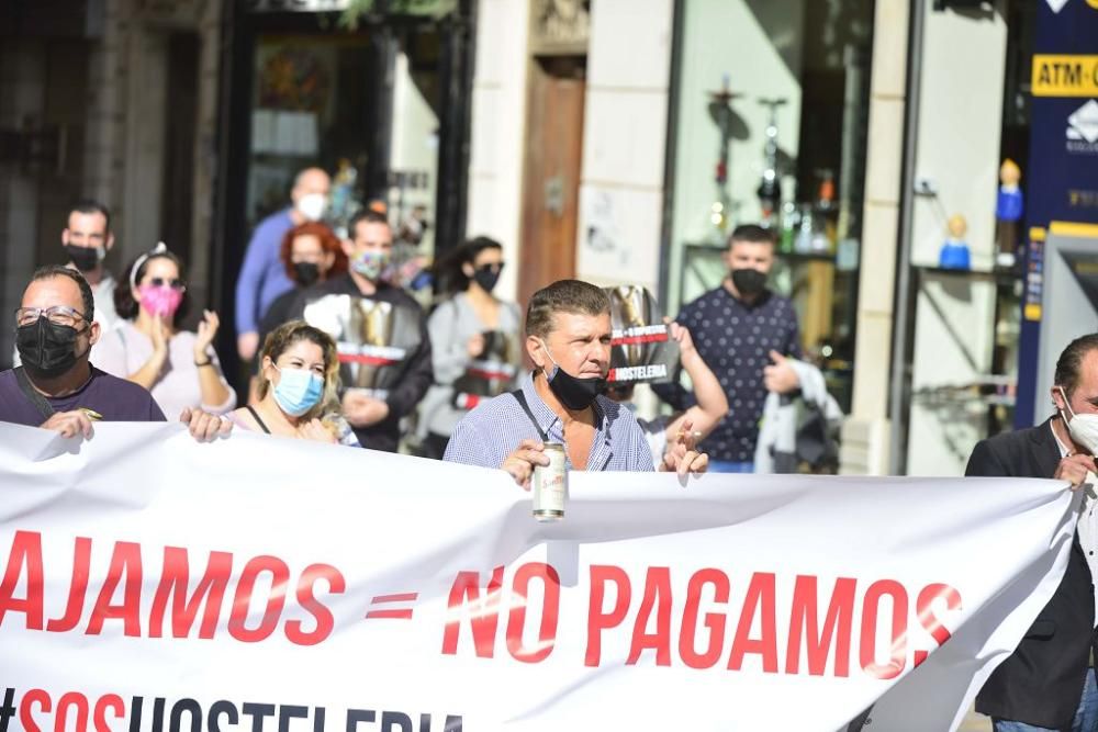 Los hosteleros protestan en las calles de Cartagena sin el apoyo de su patronal