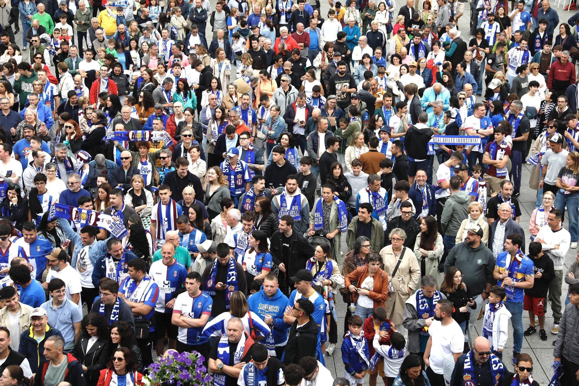 EN IMÁGENES: Así fue el recibimiento de los jugadores del Real Avilés en el Ayuntamiento